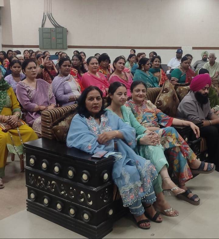 On the occasion of Hariyali Teej, Teej festival was celebrated in the month of Sawan at the Community Center of Sector 22. Senior Deputy Mayor Taruna Mehta was also present.